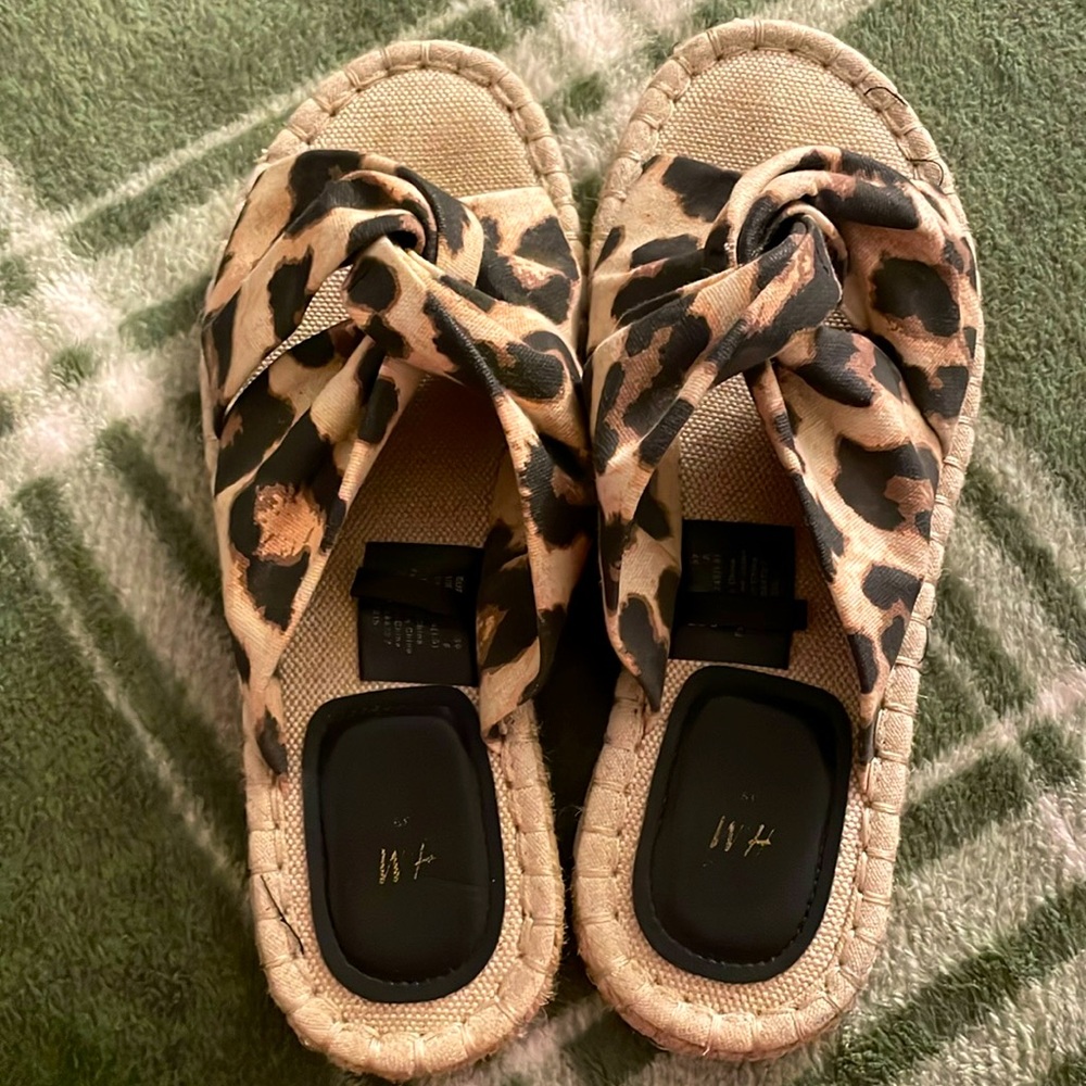 Cheetah sands size 8